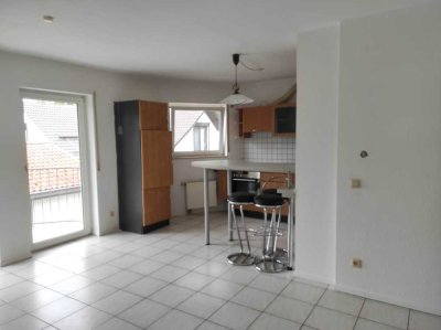 Helle 2 Zimmer-Wohnung in kleinem Mehrfamilienhaus