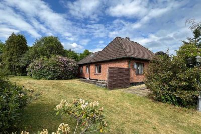 Kleiner Bungalow auf großem Grundstück!