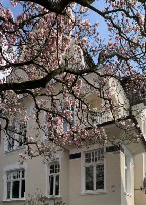 Köln-Thielenbruch: Repräsentative Wohnung in Jugendstil-Villa