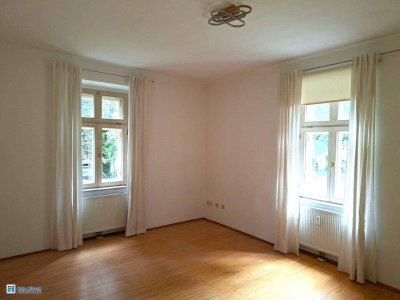 Charmante 1,5-Zimmer-Wohnung in stilvoller Ceconi-Villa