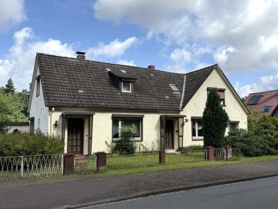 Stark sanierungsbedürftiges Ein-/Zweifamilienhaus mit Wintergarten und Kaminofen in zentraler Ort...