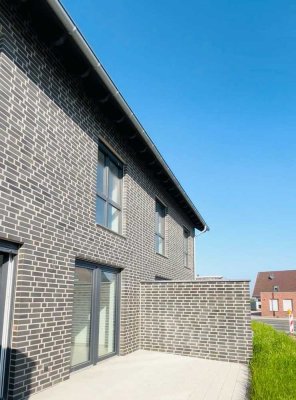 Ihr neues Zuhause auf drei Etagen mit Garten und sofort verfügbar.