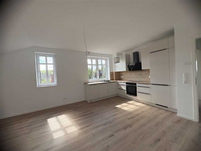 4-Zimmerwohnung mit EBK, 2 Duschbäder/WC, Balkon, Aufzug + Stellplatz ab sofort zu vermieten!