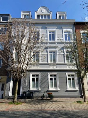 Exklusive 3-Zimmer-Altbauwohnung mit 2 Balkonen und hochwertige Einbauküche sucht stilvollen Eigentü