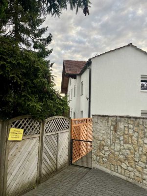 Stilvolle, gepflegte 4-Raum-Wohnung mit Balkon und EBK in Pliening