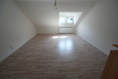 Gepflegt und gemütlich im DG mit großer Wohnküche und neuem Duschbad!