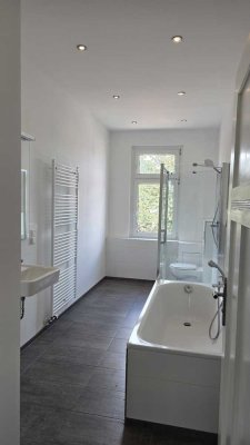 Geschmackvolle 2-Zimmer-Wohnung mit geh. Innenausstattung und verglasten Balkon