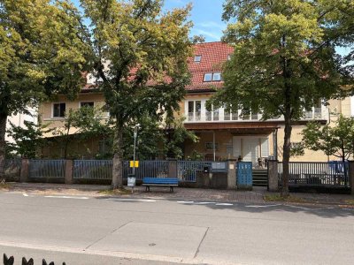Großzügige, helle, gut geschnitte DG-Wohnung mit tollen Deckenhöhen direkt am Stadtpark zu vermieten
