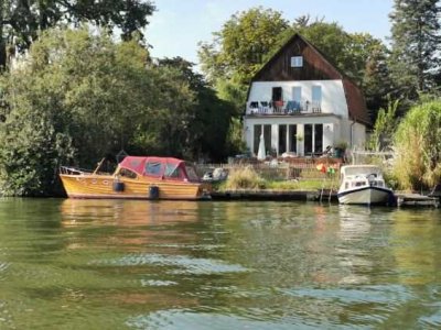 modernisiertes Traumhaus am See, mit Bootssteg,Terrasse, großem Garten , Anbau mit separatem Eingang