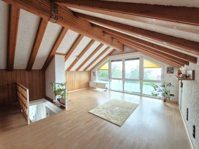 Lichtdurchflutete 4 Zi.-Maisonettewohnung mit Balkon, Kaminofen und Dachstudio mit Panoramablick