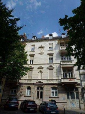 Tolle 3 Zi.-Altbau mit TGL-Bad, Kassettentüren und kleinem Balkon