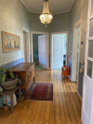 Großzügige 4-Zimmer-Altbauwohnung in zentraler Lage mit Stellplatz