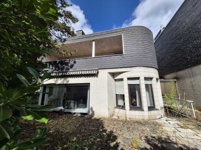 Individuelles Einfamilienhaus mit zweiter  Wohneinheit und eigener Tiefgarage...