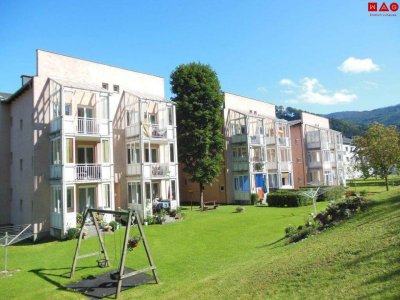 Hoher Erholungswert garantiert - idyllisch ruhiges und ländliches Wohnerlebnis steht für Sie bereit! Praktisch geschnittene 3 Raum Wohnung mit Loggia, Abstellraum und Parkplatz direkt vor der Haustür!
