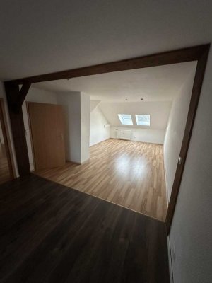 Helle 4-Zimmer-DG-Wohnung | 2 Bäder | große Wohnküche | EBK | Glasfaser
