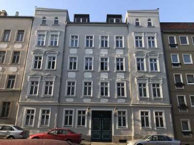 4-Raumwohnung, toller Gemeinschaftsgarten mit Pavillon + Einbauküche !!