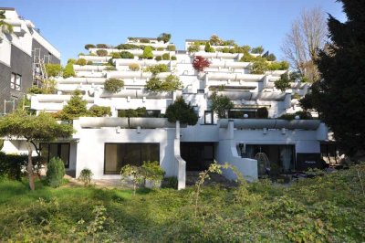 Schicke Eigentumswohnung in gepflegtem Terrassenhaus mit großem Außenbereich und Blick ins Grüne