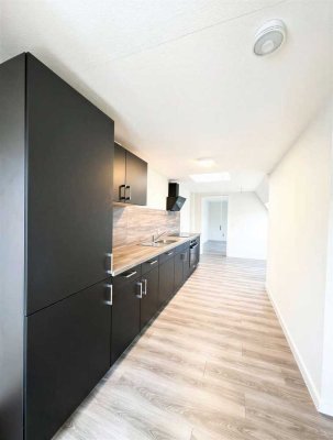 Frisch renoviert: Lichtdurchflutete 3-Zimmer-Wohnung mit moderner Einbauküche