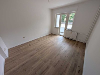 Teilrenoviert 2025, großzügig geschnitten, Gute Ausstattung, 2-Zi-Wohnung mit Loggia