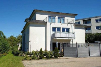 Schöne 4 Zimmer Wohnung mit Süd-Balkon und großem Garten