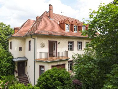 +++ Herrschaftliche Stadthaushälfte am Großen Garten mit außergewöhnlichem Entwicklungspotenzial +++