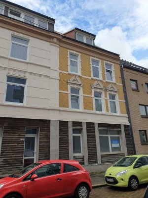 Renovierte 3-Zimmer-Altbau-Wohnung mit Dusche, Badewanne und Balkon im 1. OG