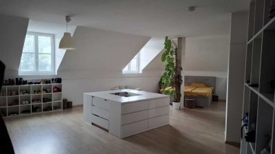 Helle 120 m² Dachgeschosswohnung in zentraler Lage