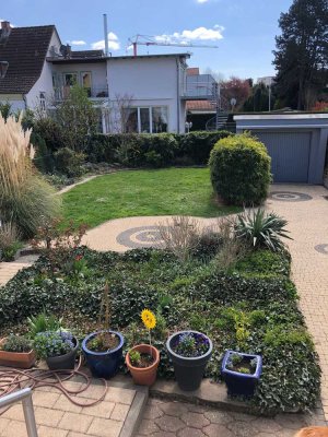 Für Gartenliebhaber: Helle 2,5 Zimmer-EG-Wohnung mit großem Garten zur Alleinnutzung