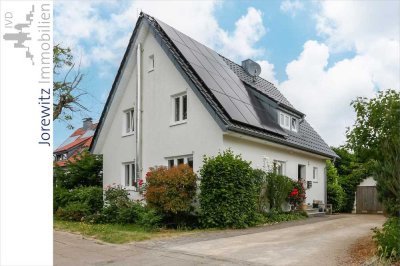 Bielefeld-Heepen: Saniertes und sonniges Einfamilienhaus mit Photovoltaikanlage  und Baugrundstück