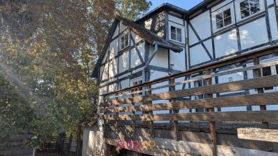 Ein wahrhaft einzigartiges Domizil: Wohnen mit Fachwerk-Charme und Haus-im-Haus-Gefühl