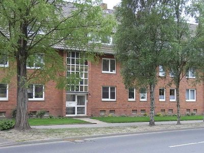 Syke - Waldstr.- gepfl. Hs. -  2  Zi.- DG-Wohnung mit Komfortbad, Einbauküche und überdachtem Balkon