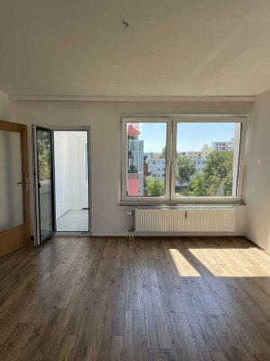Hell, freundlich, renoviert: 2-Zi.-Wohnung mit Loggia in Altwarmbüchen