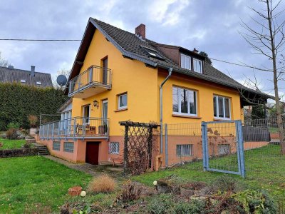 Freistehendes, gepflegtes Wohnhaus mit großem Garten, Wintergarten und Fernblick in Hilbringen