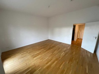 BEZUGSFREI - BALKON - HELL - RUHIG