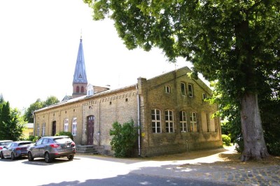 Sanierungsbedürftiges Mehrfamilienhaus mit Denkmalstatus in Wassernähe
