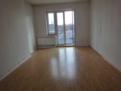Schöne Altbauwohnung mit großer Küche in der City!
