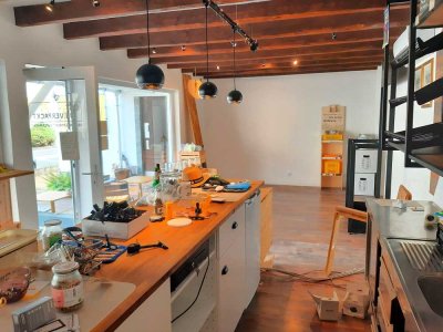 Vielseitiges Dreifamilienhaus mit ausbaufähigem Ladenlokal und Garten in Schlebusch
