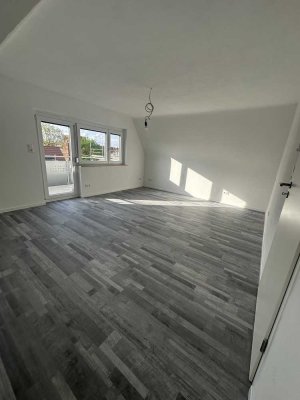 Kernsanierte Dachgeschosswohnung mit ausgebauter Bühne und Balkon in Fellbach-Oeffingen
