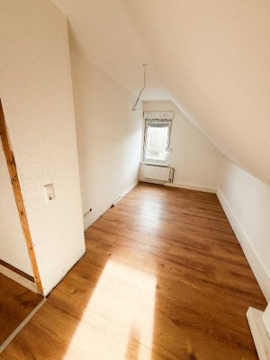 Neuer Glanz nach Sanierung: Modernisierte und lichtdurchflutete Wohnung