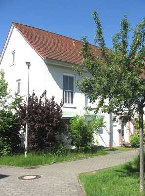 Modernes Reiheneckhaus mit schönem Garten, mit Garage, 2 Stellplätzen und Einbauküche