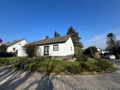 Kleines Einfamilienhaus mit schönem Garten und Garage