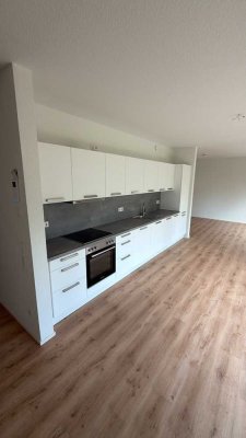 TRAUMWOHNUNG MIT NIGELNAGELNEUER EINBAUKÜCHE!!! Helle 2-Zimmer-Wohnung mit Balkon und Aufzug
