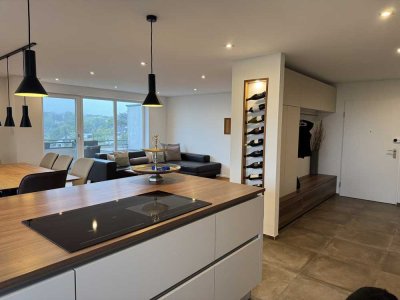 Vollständig renovierte Wohnung mit vier Zimmern sowie Balkon und EBK in Leonberg