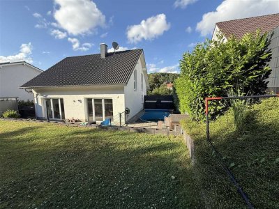 Modernes Einfamilienhaus in energieeffizienter Bauweise / Garten und Außenpool
