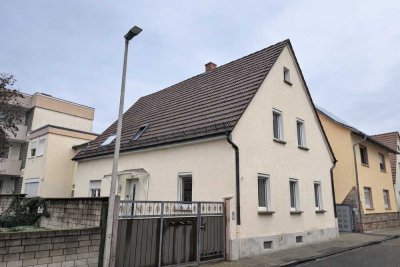 Familienfreundlich & bezugsfertig: Saniertes Einfamilienhaus mit 6 Zimmern und Garage