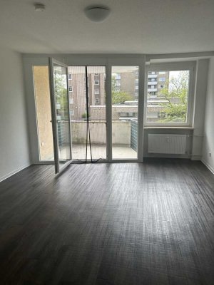 Modernisierte Wohnung mit dreieinhalb Zimmern sowie Balkon und Einbauküche (Tiefgarage) in Duisburg