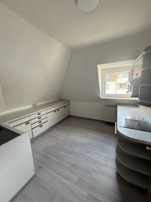 Großzügige 3-Zimmer-Dachgeschosswohnung in freistehendem Haus mit Stadtvilla-Charakter