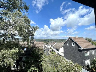 Schöne 3 Zimmer Dachgeschoss-Wohnung mit Einbauküche