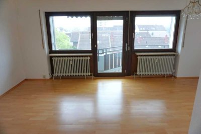 Schöne und helle Wohnung mit Balkon und Einzelgarage für Pendler oder Singles!