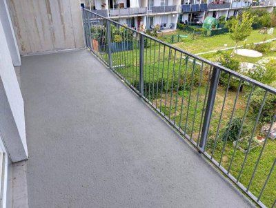 Ruhiger 2 ZIMMER-Neubau, großer Balkon 11m², möblierte Küche, großes Bad mit Wanne und WC, Lift!